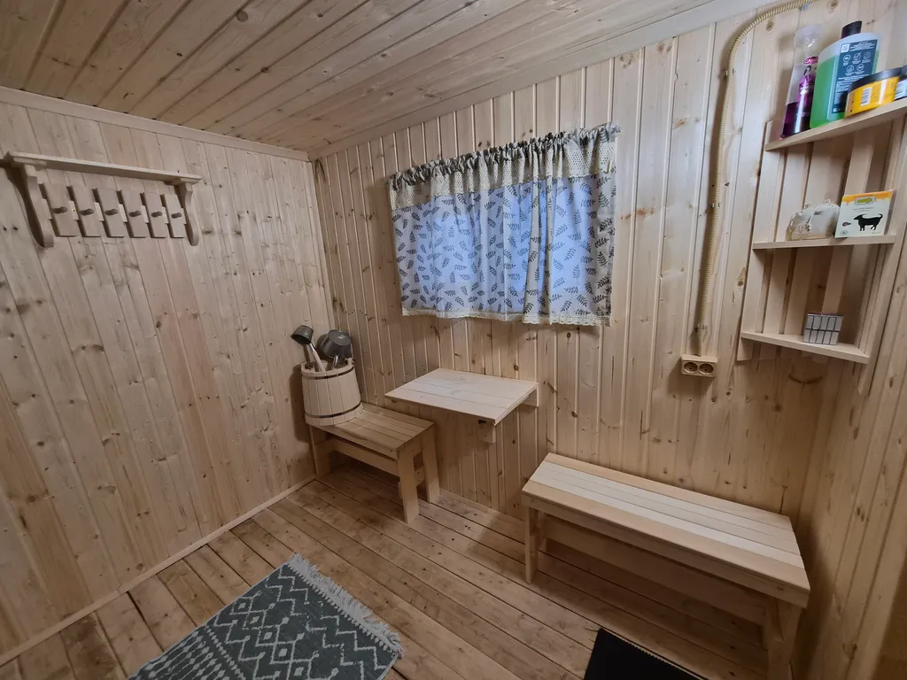 Дом на берегу леса