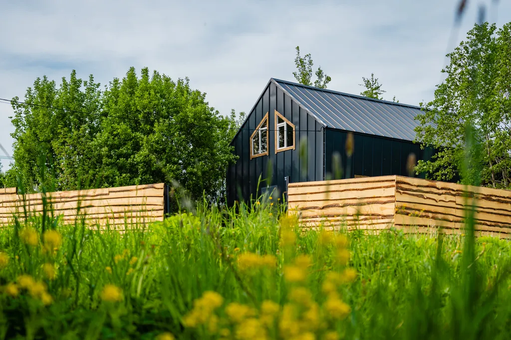 Дом с деревом