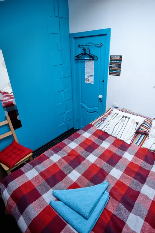 Небольшая, очень уютная, одноместная комната с мансардным окном