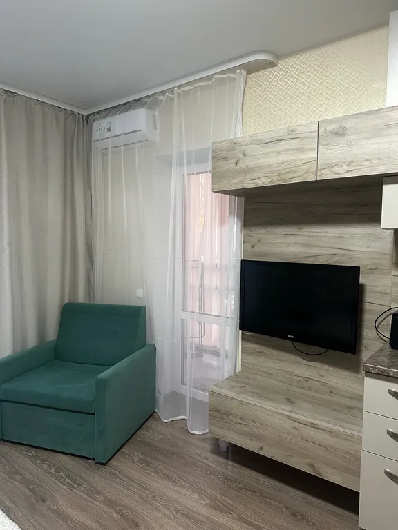 Квартира-студия с новой кроватью и кондиционером