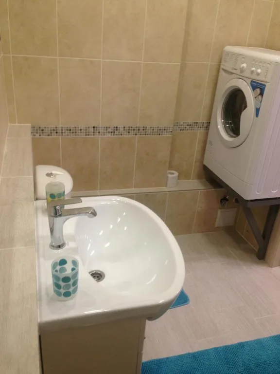 Сто метров до метро Космонавтов