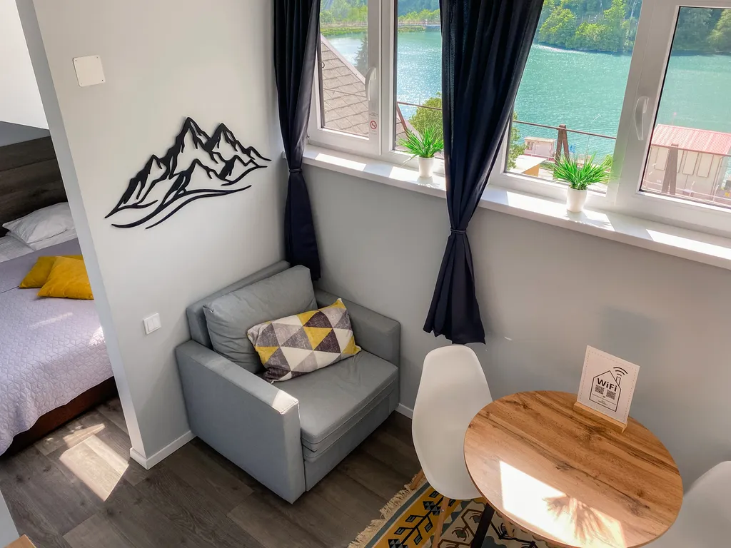 Студия с видом на озеро и горы