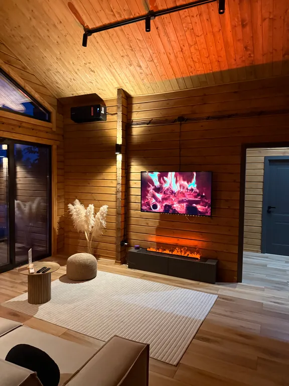 Дом-шале с теплым бассейном и террасой