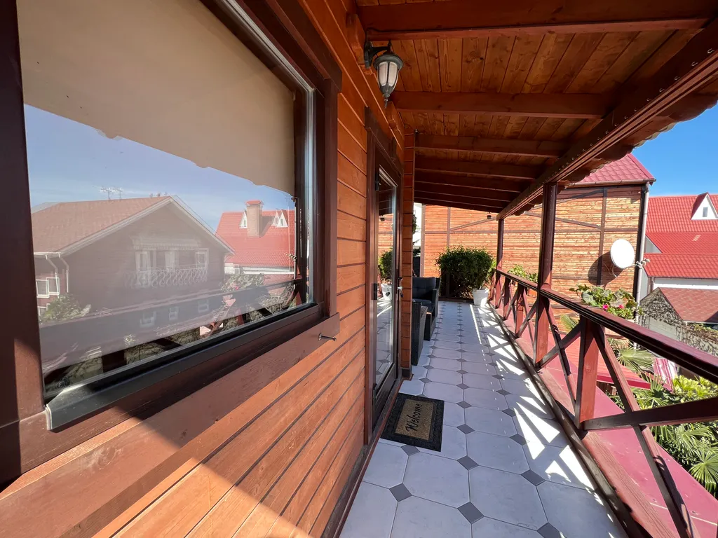 Дом с сауной и большой ванной на террасе