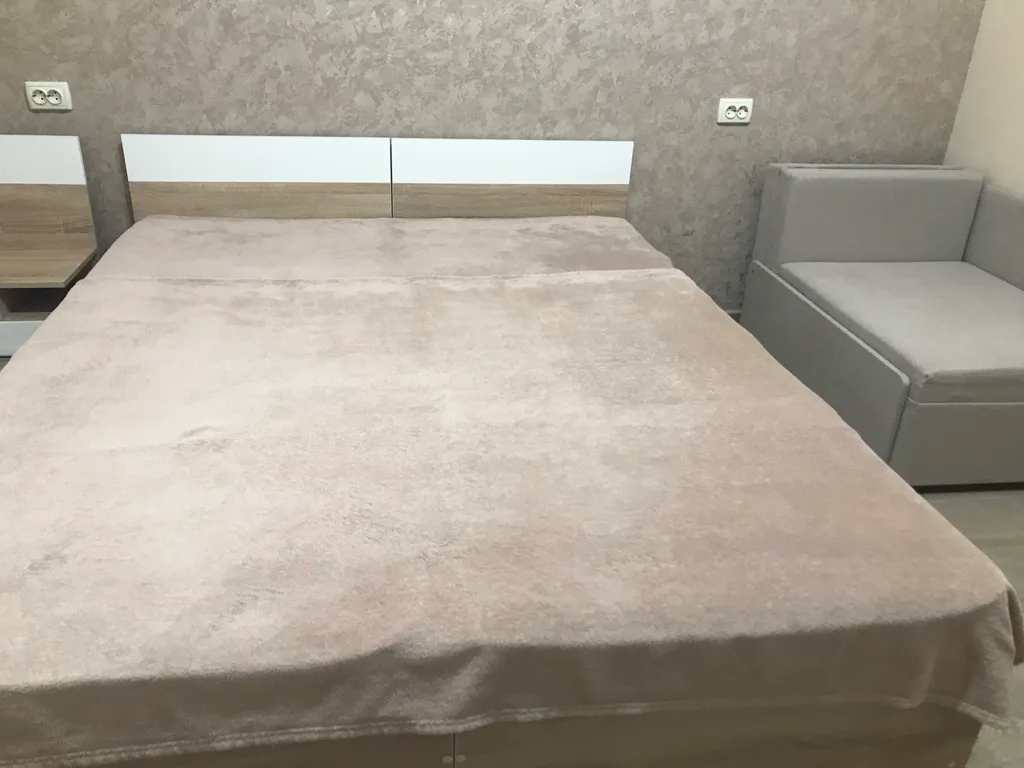 Индивидуальный номер на земле в уютном дворике