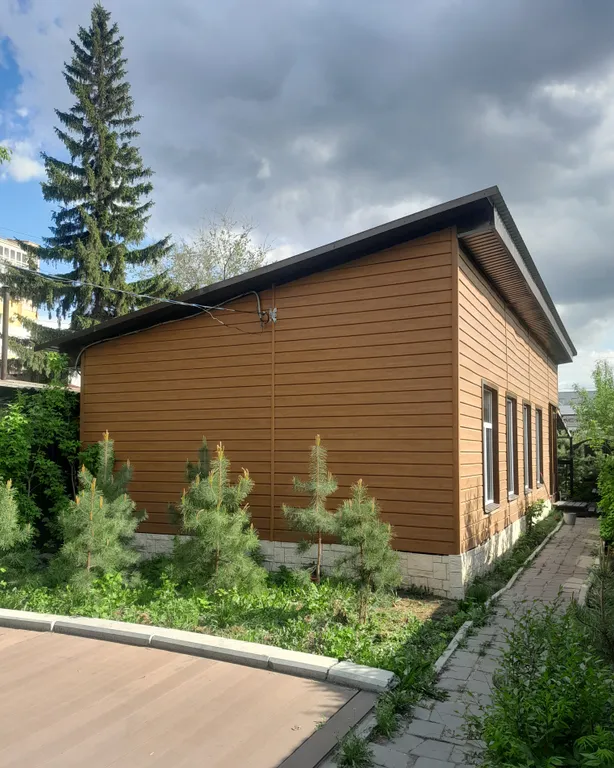 Коттедж в центре, ванны нет, зал и 3 спальни — аренда посуточно в Омск