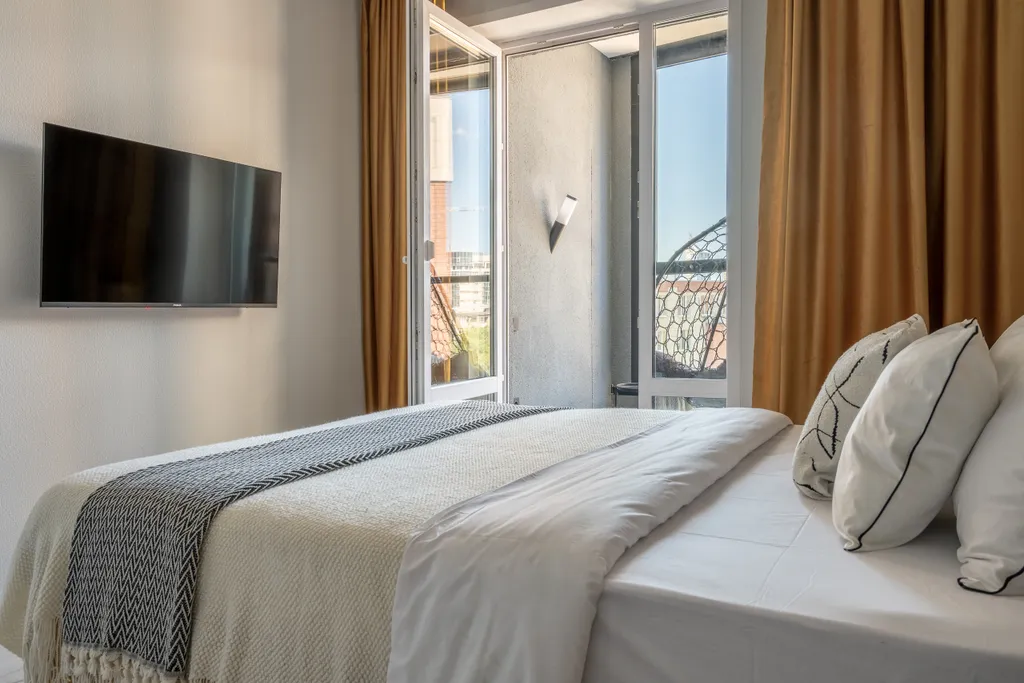 Светлая квартира с креслом на балконе