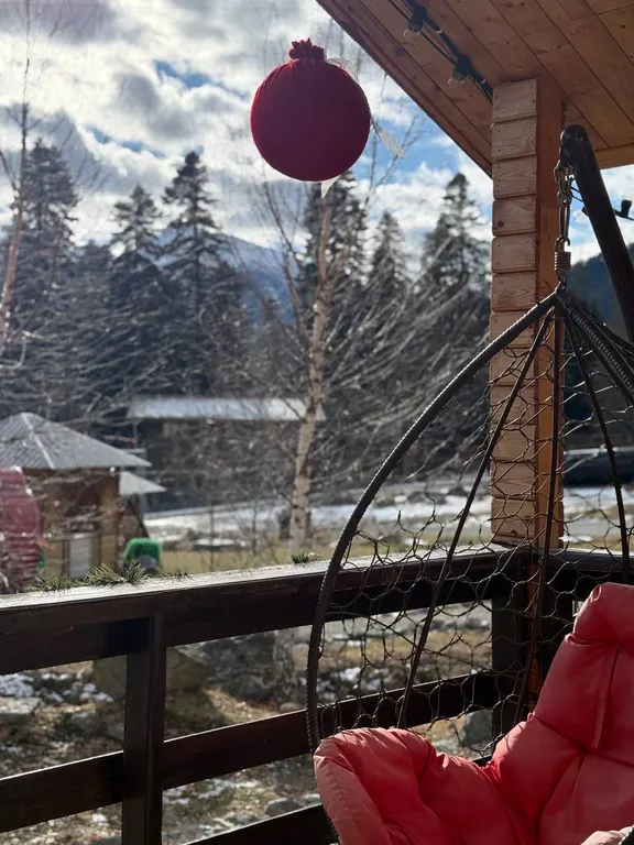 Уютный домик с видом на горы