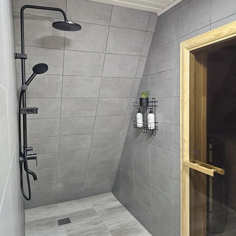 Шестиместный коттедж с изолированным участком 10 соток №1