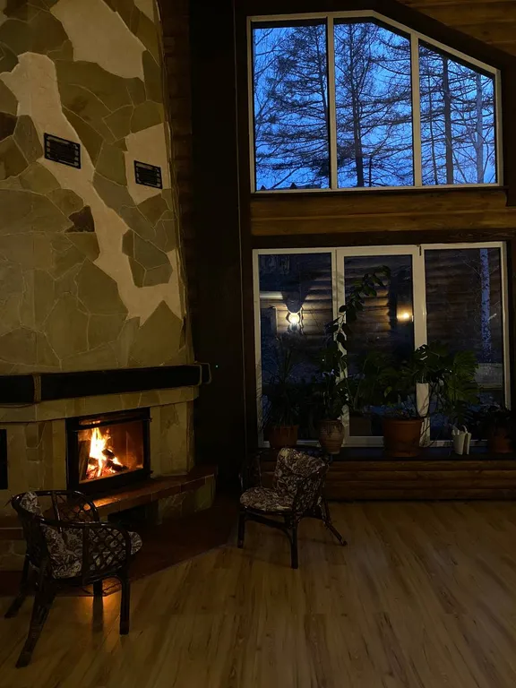 Уютный дом с камином в центре