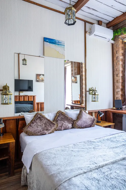 Романтическая студия с камином и балконом в старинном особняке