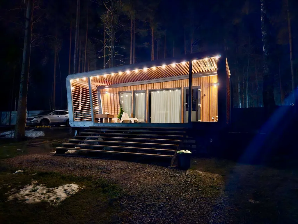 Атмосферный домик рядом с озером и лесом