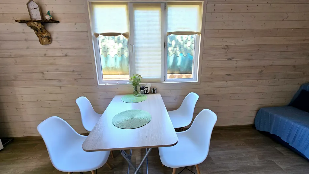 Уютный дом у реки с беседкой и верандой