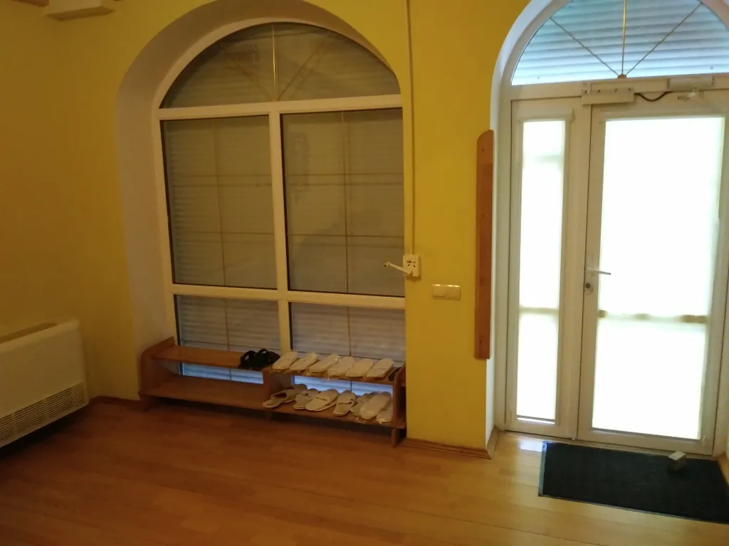 Эллинг на берегу моря