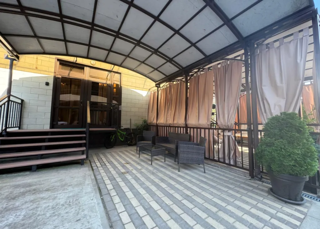 Трехэтажный таунхаус на море