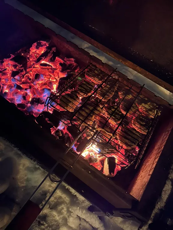 А-фрейм Ель на берегу реки