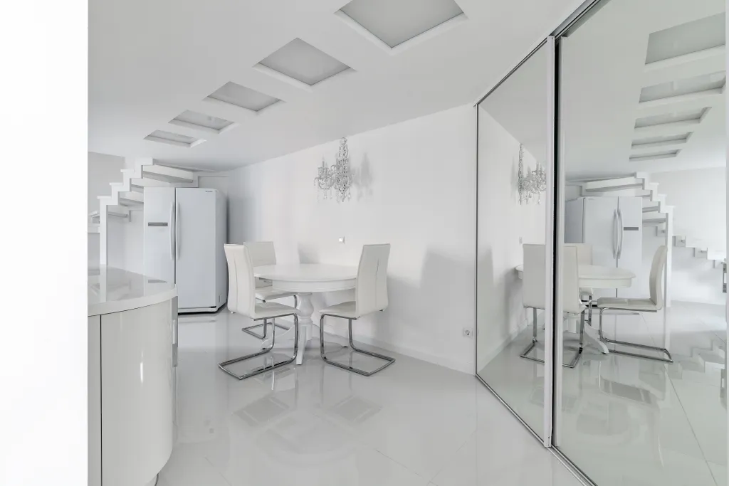 Белые двухъярусные апартаменты с балконом и видом на Невский проспект