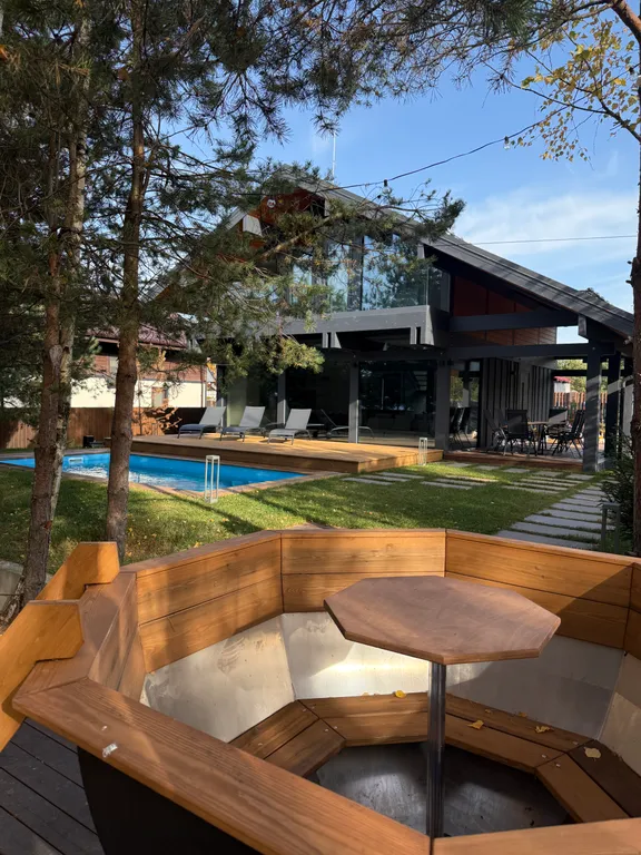 Премиальный загородный дом с теплым бассейном, на берегу