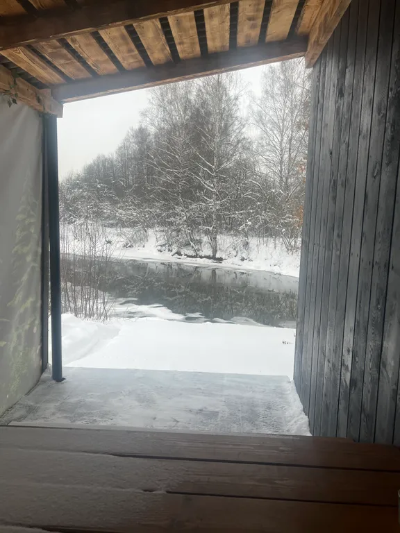 Уютный теплый домик у реки