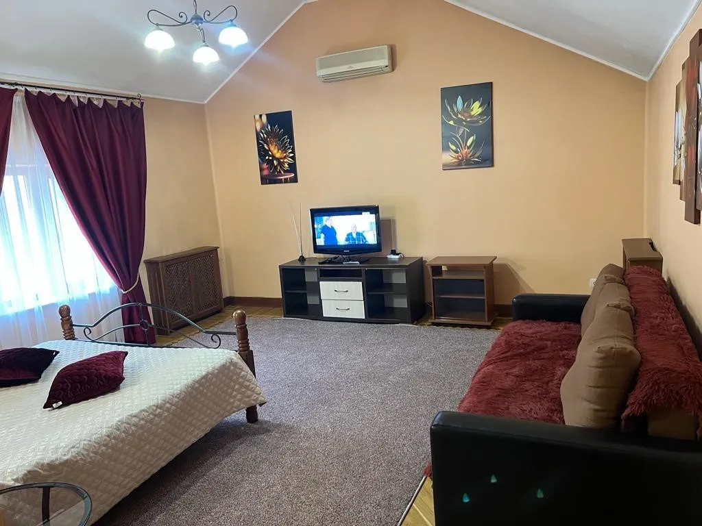 Усадьба Марисабель, дом с бассейном и сауной, возле парка