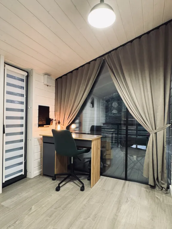 Дом у реки в сосновом лесу