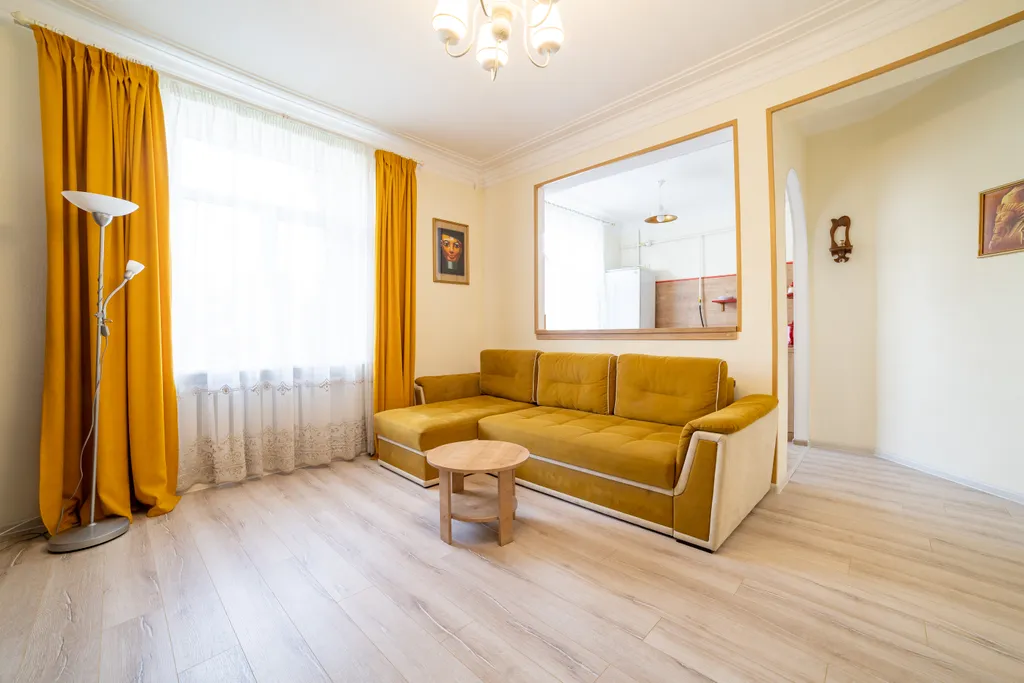 Сталинка в центре, в пешей доступности парк и вокзал, кондиционер, wi-fi