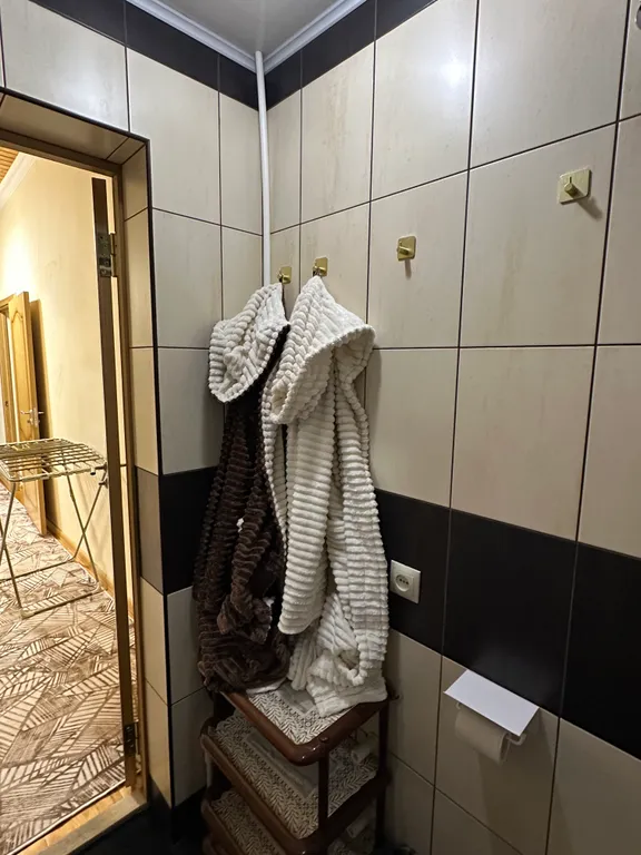 Уютный домик аквамарин у водопада и леса