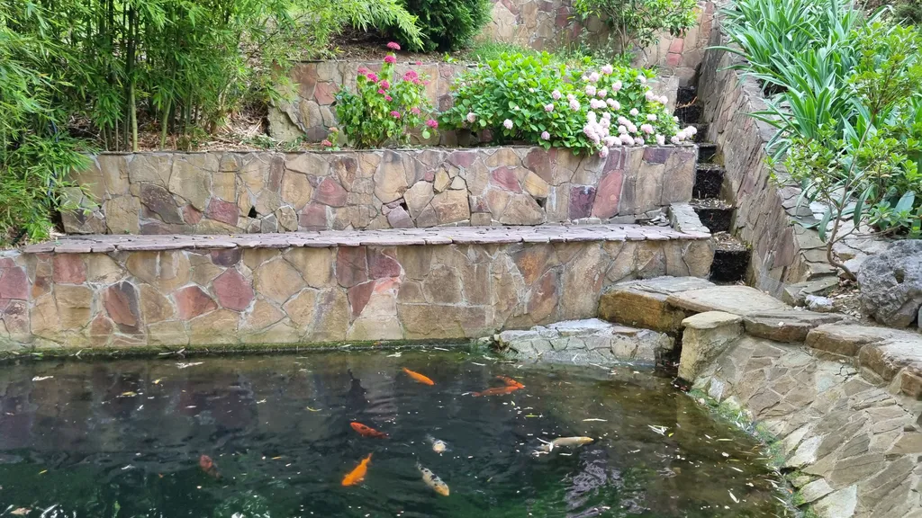 Трёхэтажный таунхаус в живописном месте с большим садом