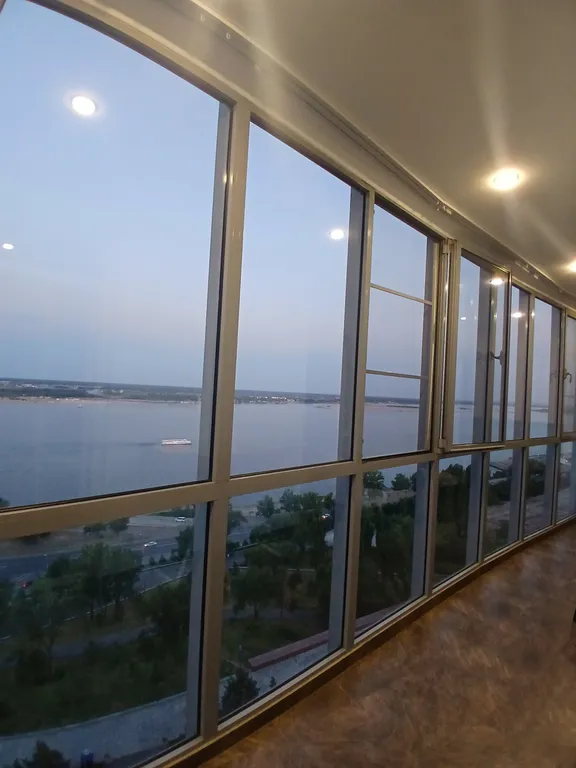 Жизнь с видом реку: огромная лоджия с панорамным остеклением в пол!