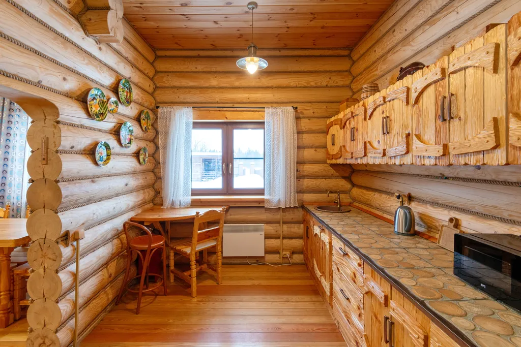 Большой деревянный коттедж рядом с озером и лесом