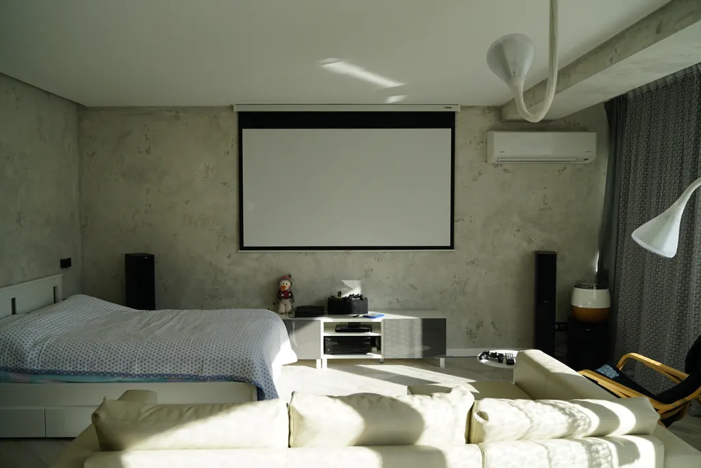 Приятная студия с домашним кинотеатром