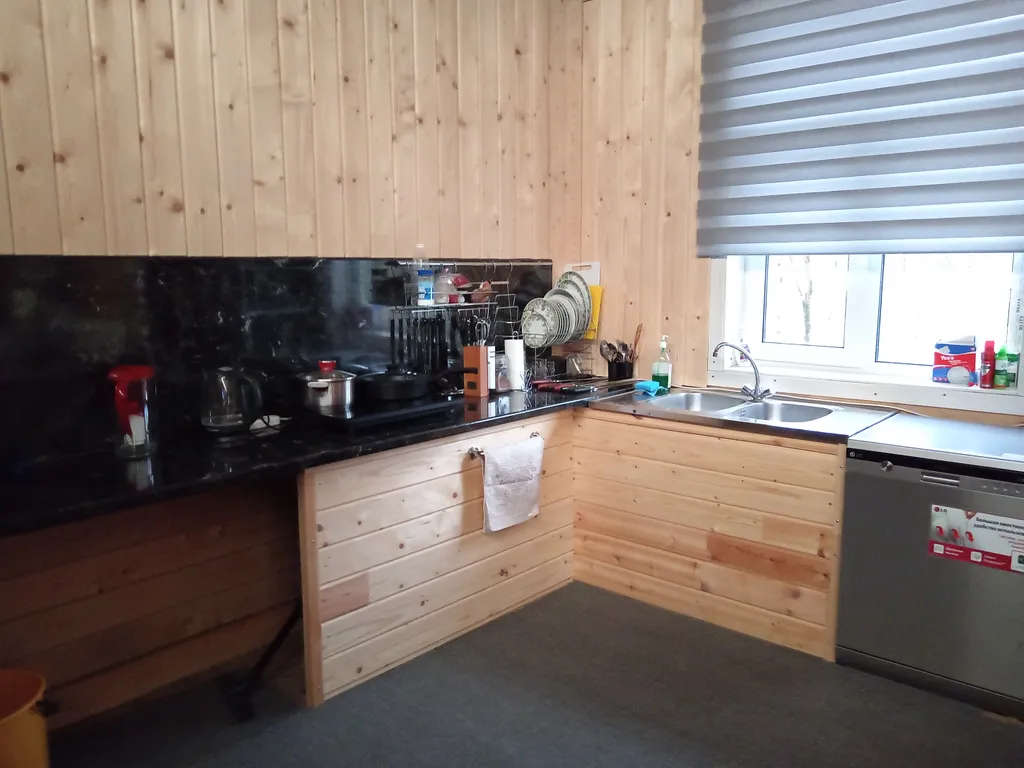 Тихий дом на берегу пруда