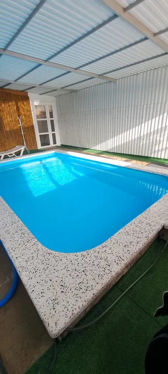 Домик у пруда с тёплым бассейном