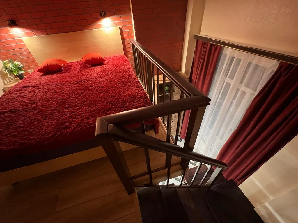 Стильная двухуровневая студия Лофт