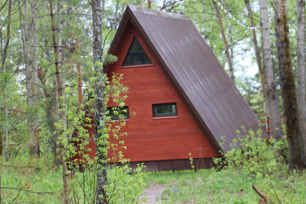 Уютный домик Красный A-Frame с террасой
