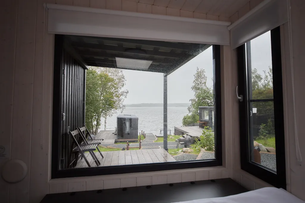 Семейный дом с мансардным окном и видом на озеро