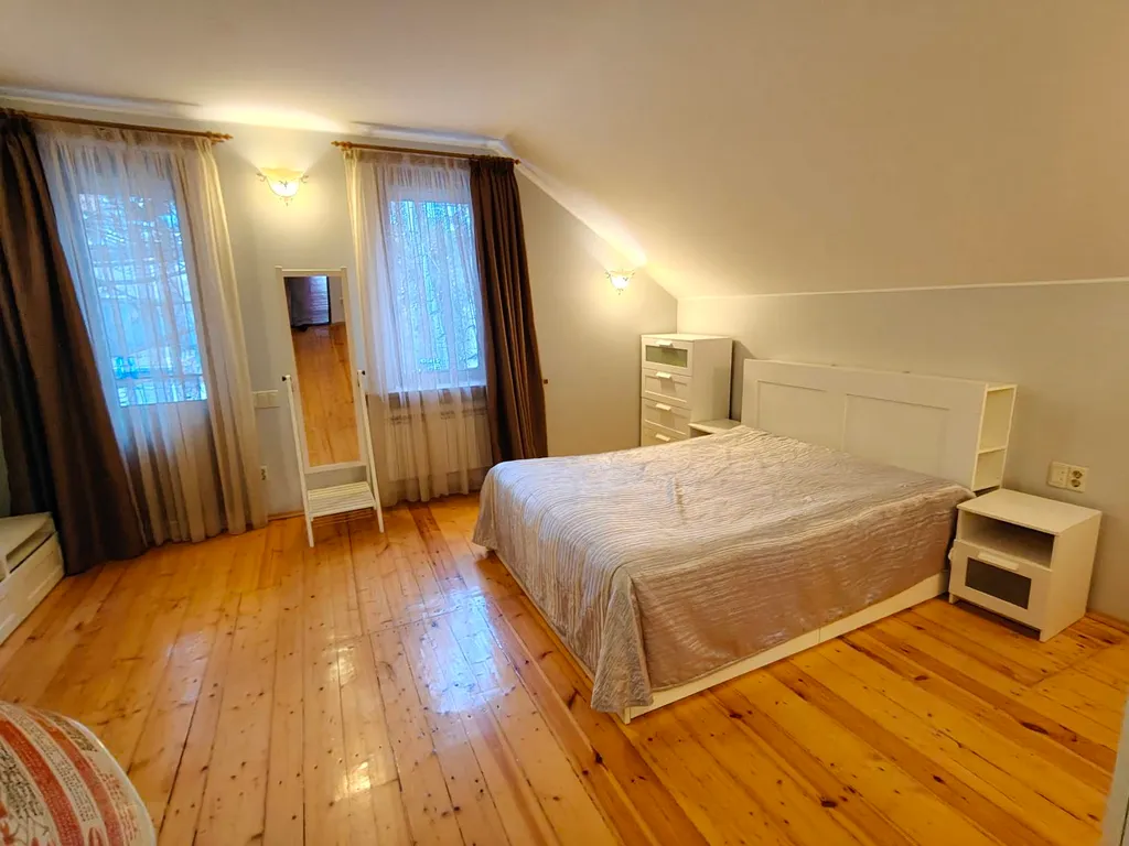 Частный дом с беседкой