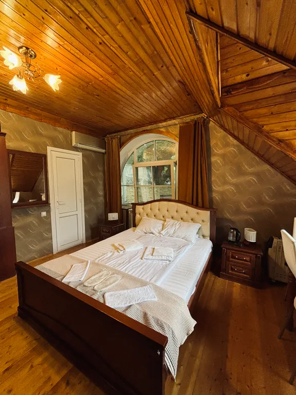 Улучшенный трёхместный деревянный, мансардный номер