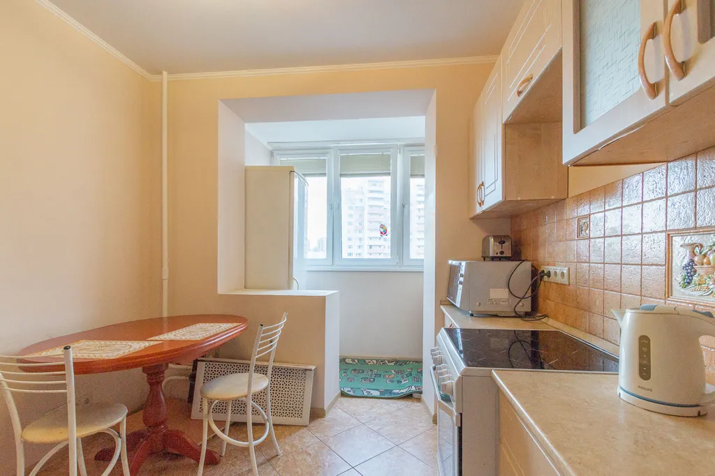 Истомáн 2+2 с видом на город