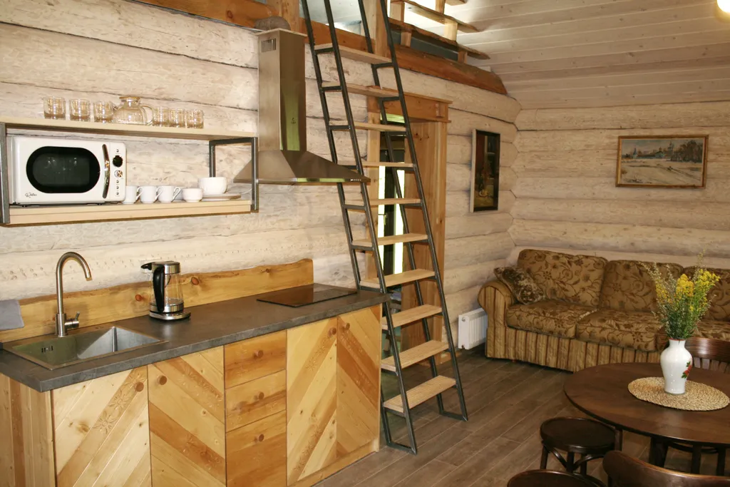 Уютный дом на лесном участке у озера, рядом с городом