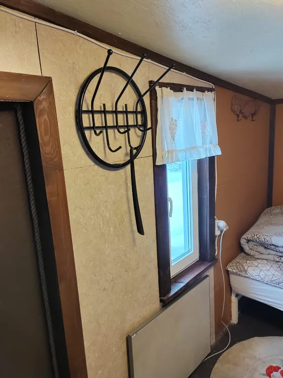 Домик на озере в глуши