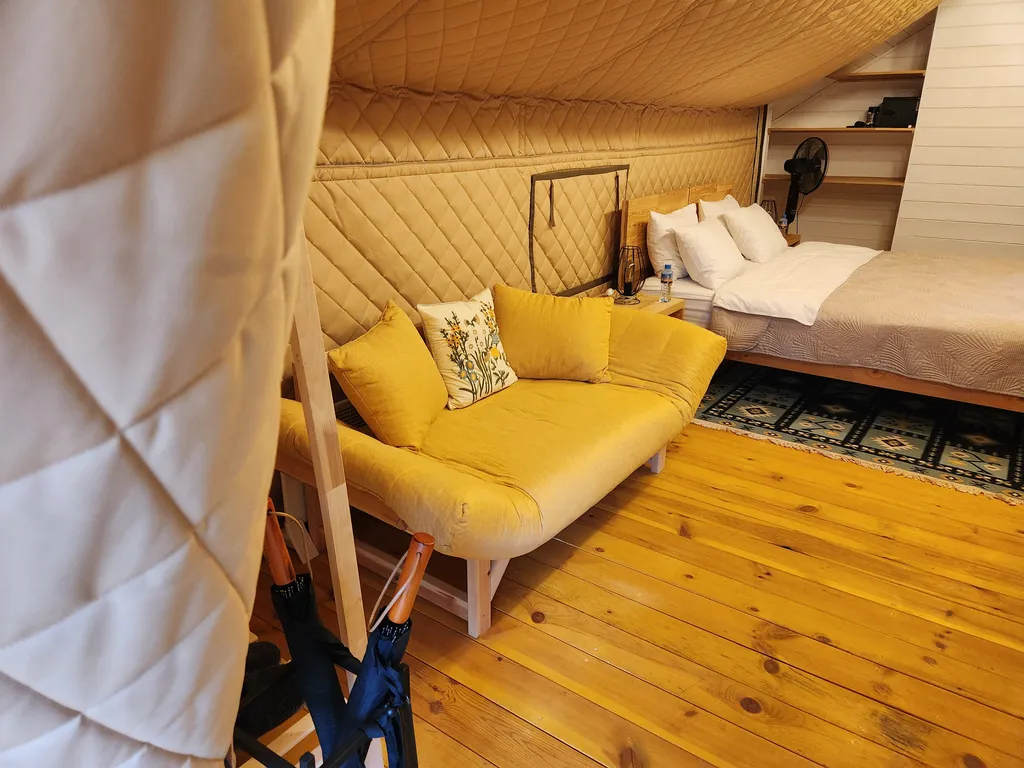 Тёплый сафари-тент с видом на горы