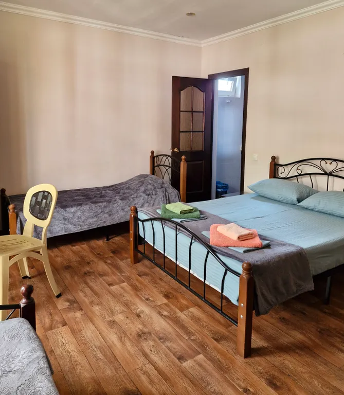 Семейная уютная комната, с балкона вид на горы