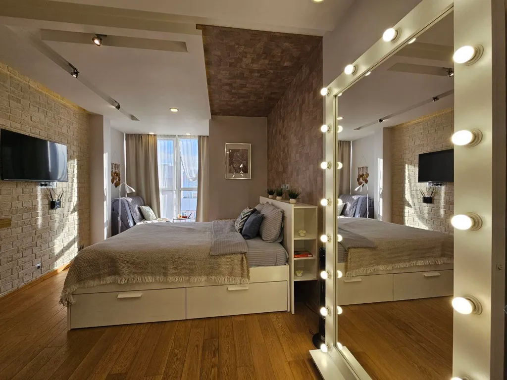 Стильная студия с панорамным окном на Борисовке White Lodging