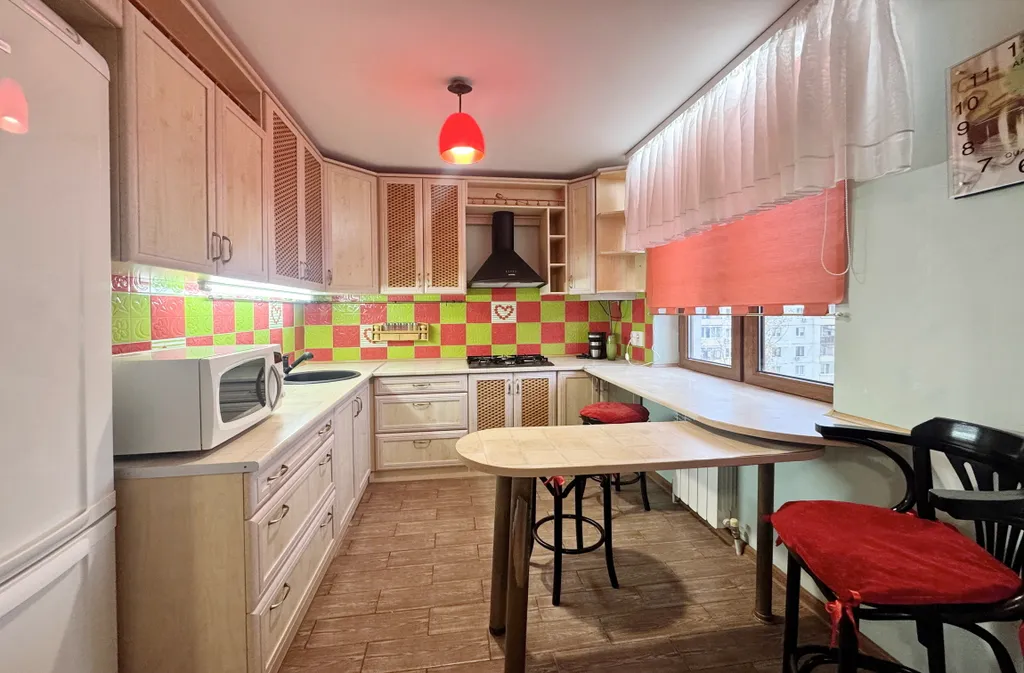 Дизайнерская квартира с камином и креслом-качалкой