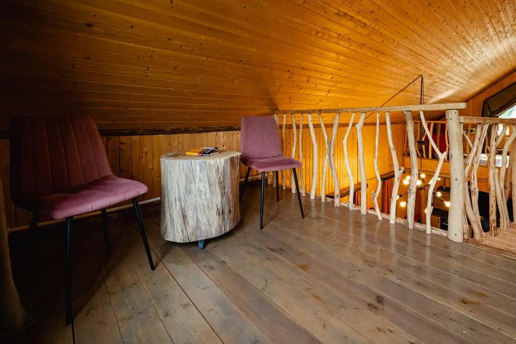 Дом с деревом