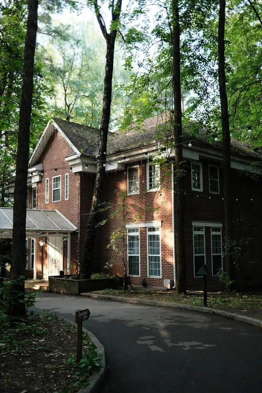 Загородный дом с бассейном и банкетным залом