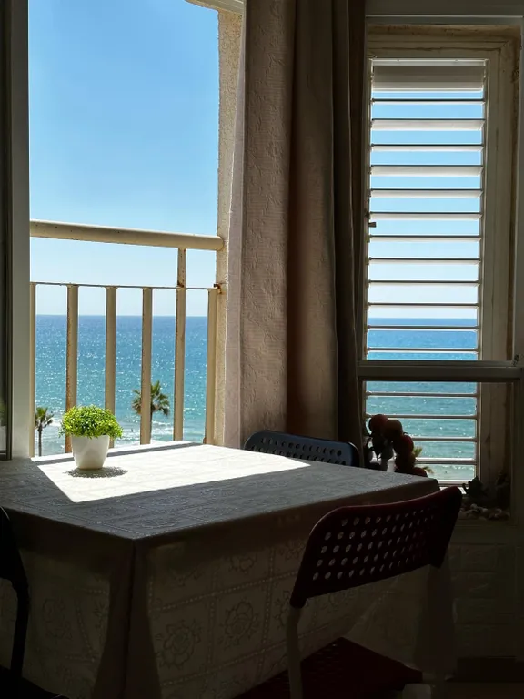 Красивая 2 комнатная квартира на первой линии моря с панорамным видом