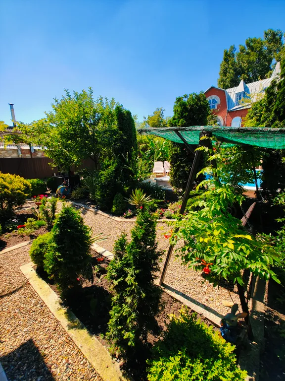 Дом с бассейном