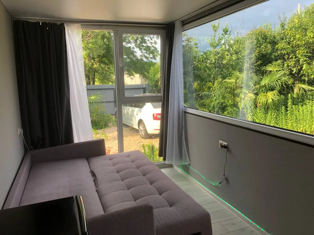 Домик-студия окруженная зеленью рядом с морем